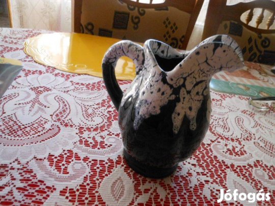 Számozott repesztett rácsorgatott technikás füles fekete kancsó