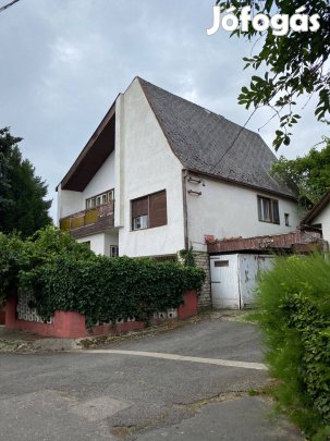 Számtalan lehetőséget rejtő felújítandó csalási ház eladó Szekszárdon