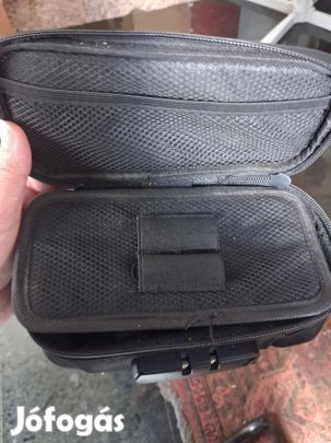 Számzáras, fekete dohánytartó táska