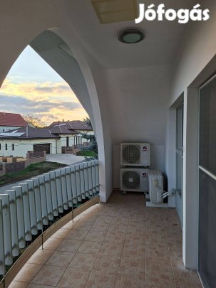 Szandaszőlősön egyedi családi ház eladó