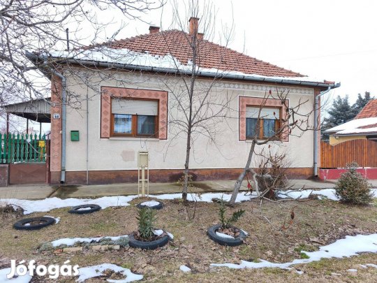 Szank központjában 2 szobás családi ház eladó!