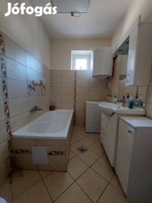 Szanki családiház eladó központi csendes helyen