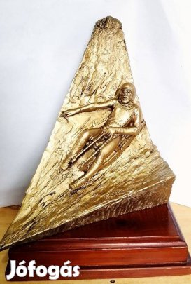 Szánkózó lesikló sport relikvia szignált műgyanta szobor fa talapzaton