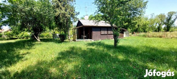 Szántódon építési telek faházzal