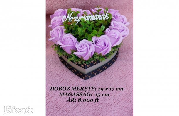 Szappanrózsa box. Szív alakú dobozban.Fekete-arany masnis szalaggal