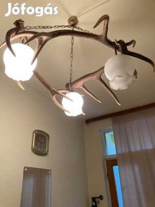 Szarvas agancsból készült csillár