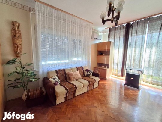 Szarvas belvárosához közel kétszintes családi ház eladó