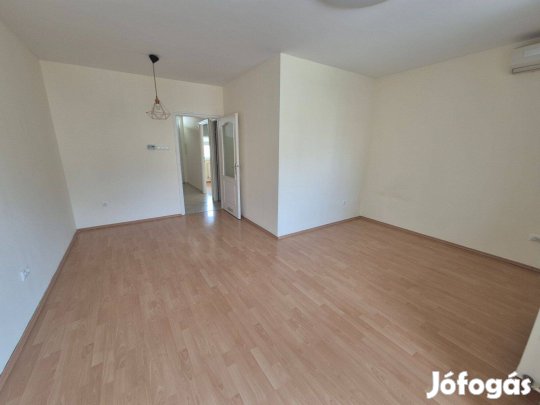 Szarvas utcán liftes társasházi lakás garázzsal hosszú távra kiadó