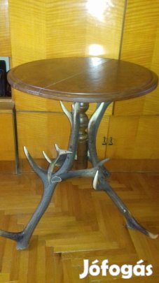 Szarvasagancs asztal
