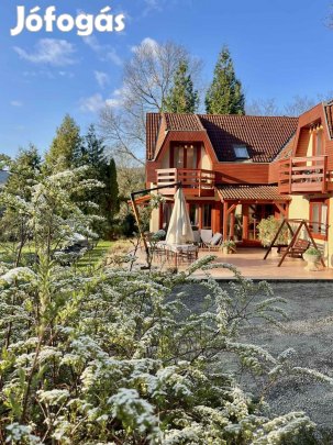 Szarvasokkal a reggeli kávé mellett  panorámás erdei ház a