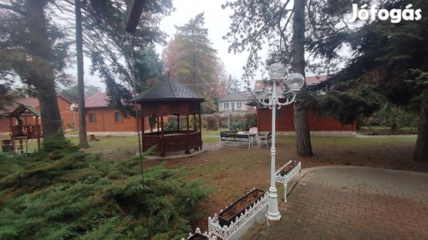 Szarvason eladásra kínálunk a Várkert és szabadstrand közvetlen