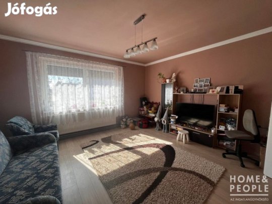 Szatymazon csendes helyen családi ház eladó!