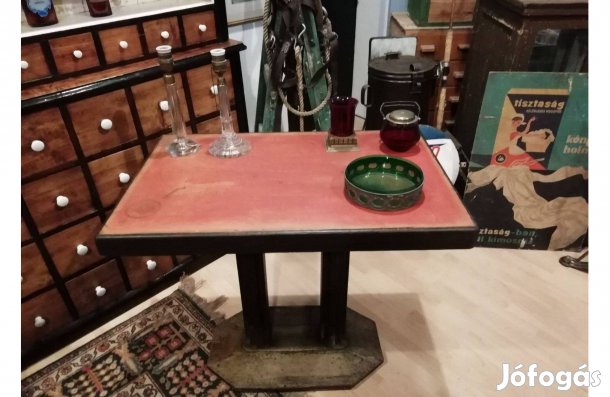 Szecessziós réz lemezelésű sötétbarna asztal a 20. század elejéről