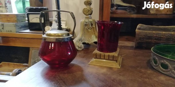 Szecessziós üveg és réz váza és cukortartó, kínáló bíbor vörös