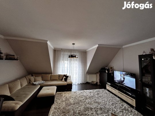 Széchenyi-kertben belső kétszintes, 4 szobás lakás!