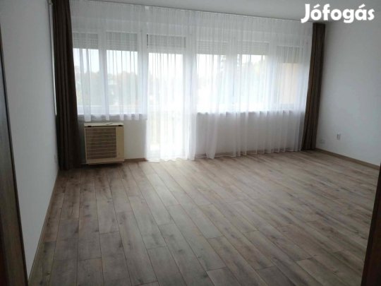 Széchenyikertben felújított, 3 szobás lakás eladó