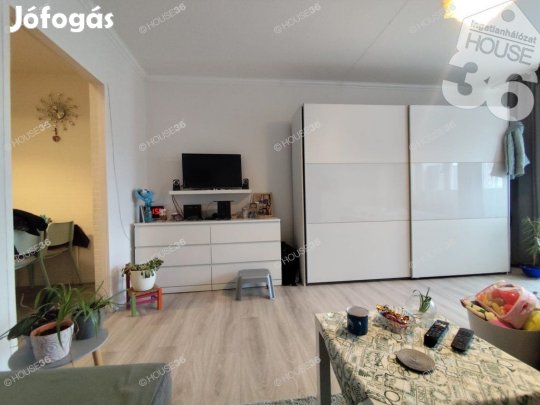 Széchenyivárosi igényesen felújított, erkélyes lakás!