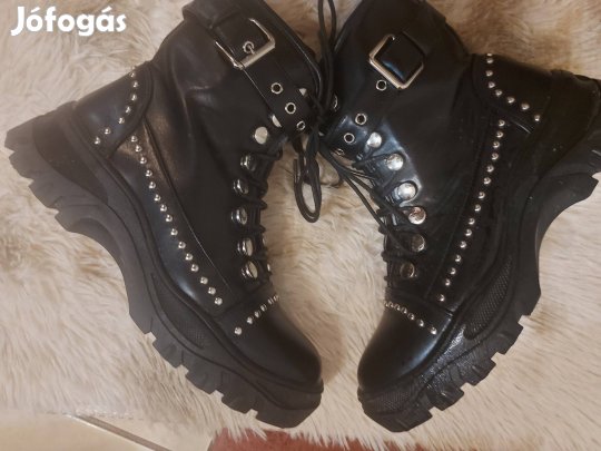 Szegecses bakancs 38!