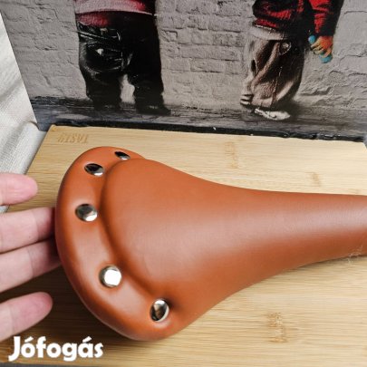 Szegecses kerékpár nyereg 285 gr 15cm széles 28 cm hossz