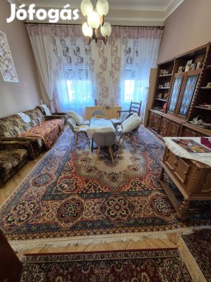 Szeged-Belváros, Mikszáth Kálmán utcában a Tisza Lajos körúthoz közel,