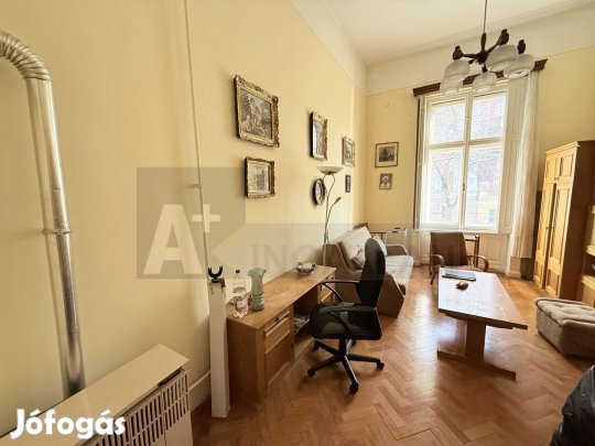 Szeged Belvárosában  1.emeleti lakás + autóbeálló + garázs eladó !