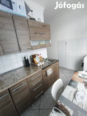 Szeged Gyöngyvirág utcában 47 m2-es, loggiás panellakás eladó