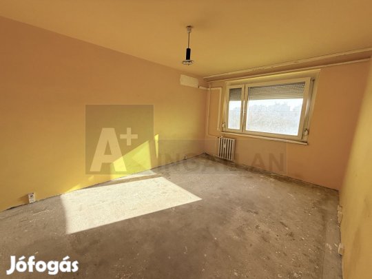Szeged Hont Ferenc utcában felújítandó panel lakás eladó