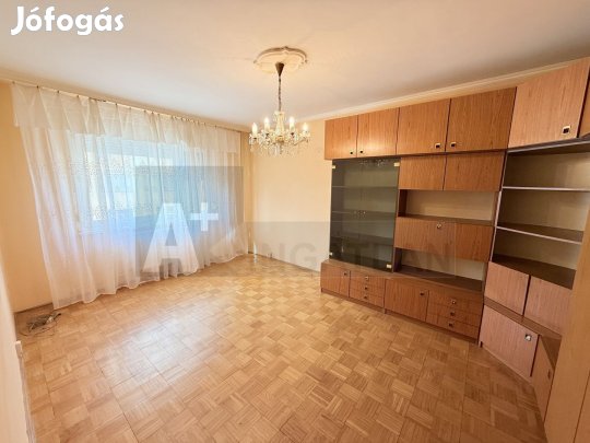 Szeged Lugas utcában , 2 szobás +lodzsás , panel lakás eladó !