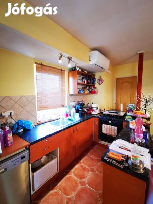 Szeged-Petőfitelep kitűnő közlekedésű és ellátottságú helyén, csendes