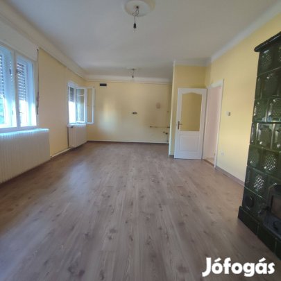 Szeged Petőfitelepen ikerház fél, udvari garzonnal eladó