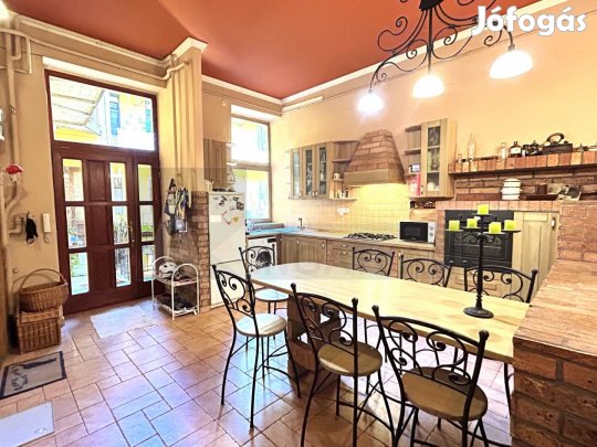 Szeged Szentháromság u-ban 5 szobás polgári lakás eladó