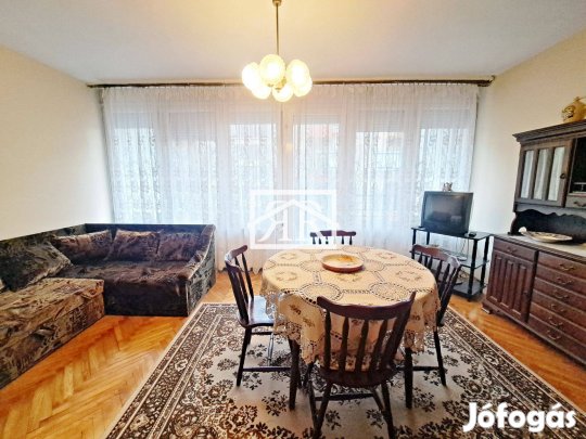 Szeged, Hullám utcai, 97 m2-es téglalakás eladó