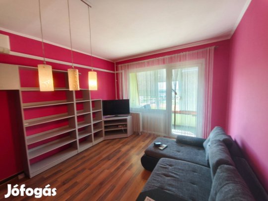 Szeged, Kossuth Lajos sgt.-n panelházban 2 szobás, erkélyes lakás elad