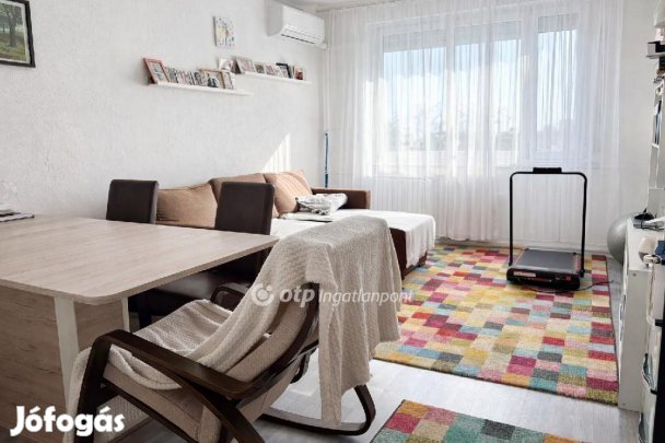 Szeged, Makkosházi városrész, 2+1 szobás 4.emeleti klímás lakás