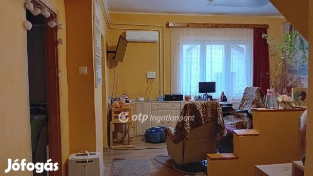 Szeged, Petőfi-telepen 94 m2-es, 4 szobás családi ház eladó