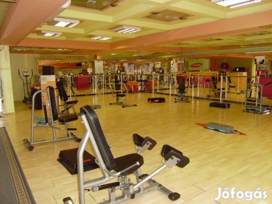 Szeged belvárosában 285 m2-es, 7 helyiségből álló, utcafronti bejárat