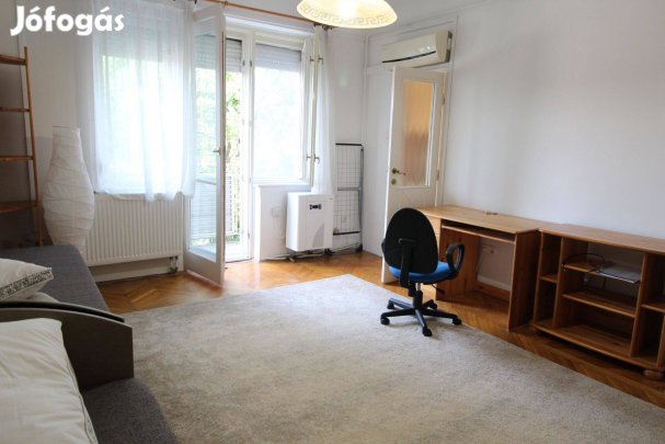 Szeged belvárosában, a Szentháromság utcában erkélyes, 1 szobás lakás