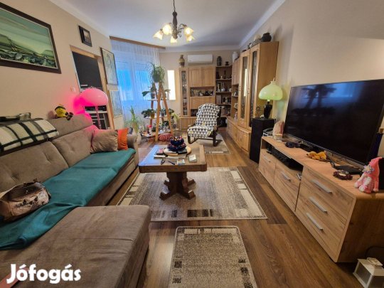 Szeged belvárosában a Bartók téren, 57 nm-es, teljes körűen felújítot