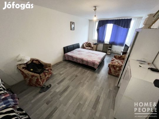 Szeged belvárosában eladó (csere) bérleti jogos lakás!