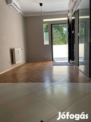 Szeged belvárosi 68 m2 felújított fsz.-i ikerlakás eladó