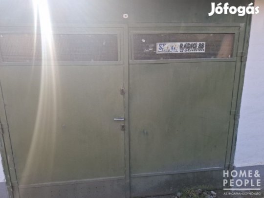Szeged frekventált helyén garázs eladó!