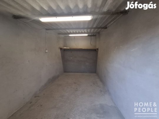 Szeged frekventált helyén garázs eladó!