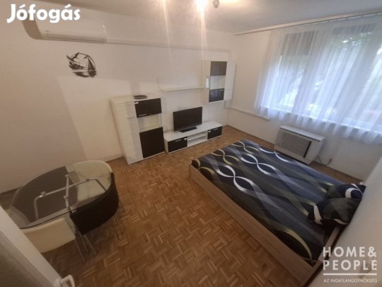 Szeged frekventált helyén lakás eladó!