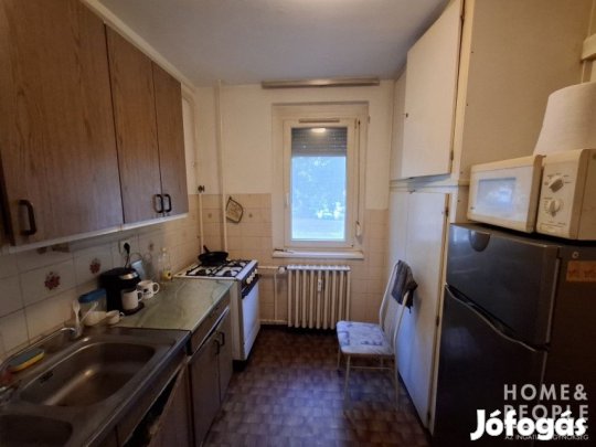 Szeged frekventált helyén lakás eladó!