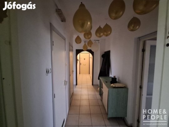 Szeged frekventált helyén lakás eladó!