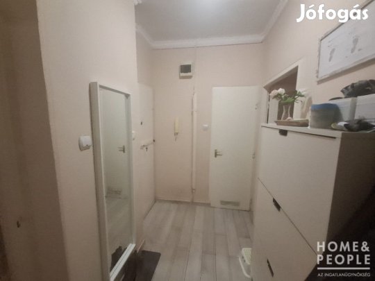 Szeged frekventált helyén lakás eladó!