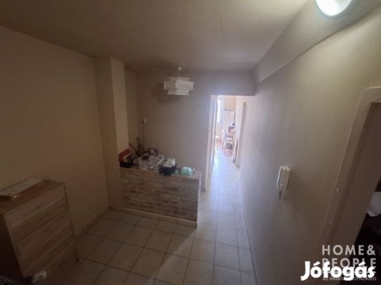 Szeged frekventált helyén lakás eladó!