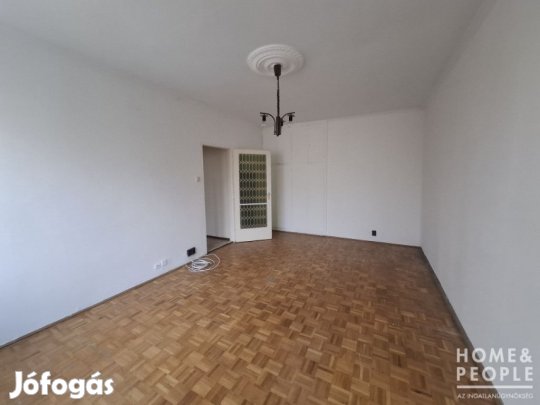 Szeged frekventált helyén lakás eladó!