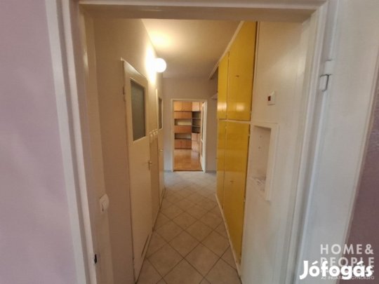 Szeged frekventált helyén lakás eladó!