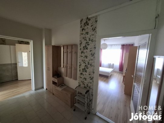 Szeged frekventált helyén lakás eladó!